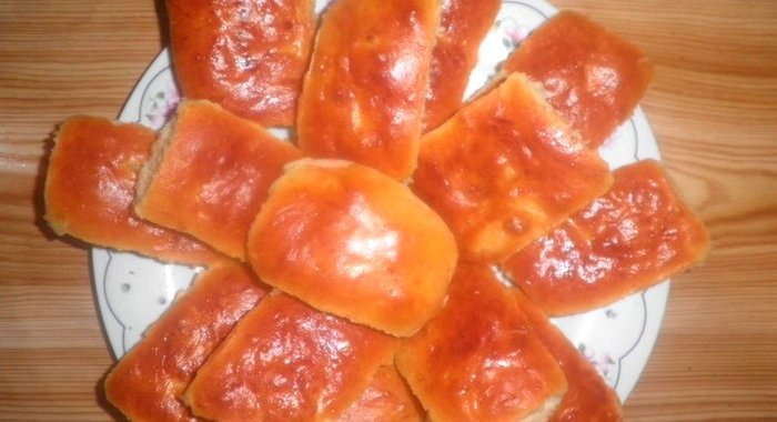 Пирожки из дрожжевого теста с яблоками