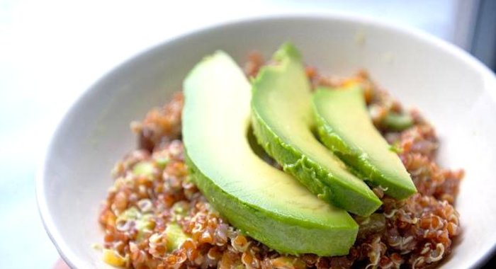 Квиноа с авокадо и сухофруктами