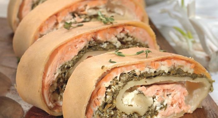 Рулет из лосося с сыром