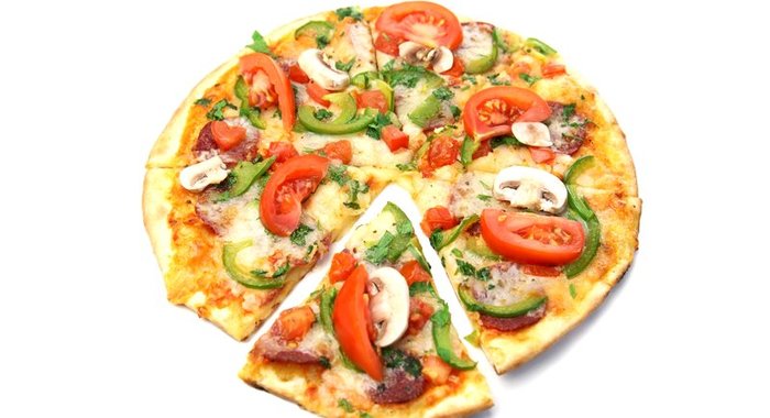 Пицца с шампиньонами и колбасой