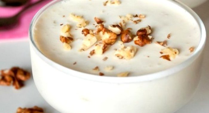 Сметанное желе с ягодами и орехами