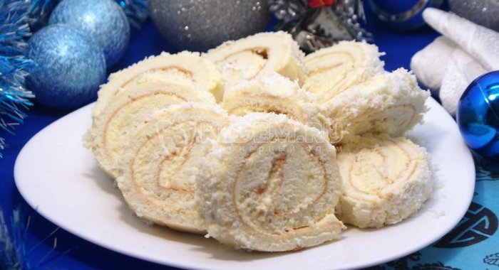 Бисквитный рулет с кремом и кокосовой стружкой