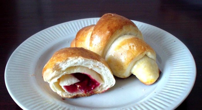 Круассаны с вишней из дрожжевого теста