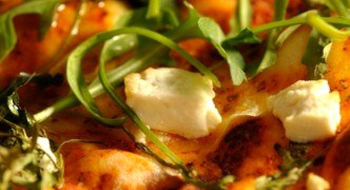 Пицца из лаваша с зеленью, горгонзолой и жареным миндалем