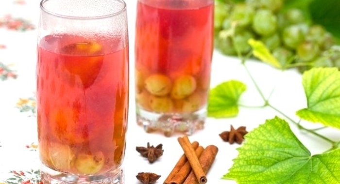 Сливово-виноградный компот с пряностями