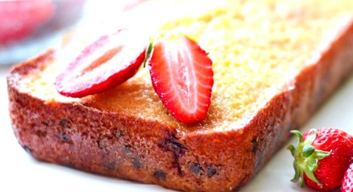 Кекс на йогурте с клубникой