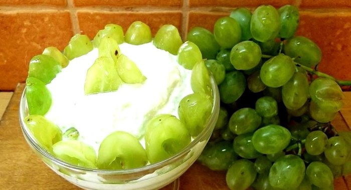 Творожный десерт с грушей и виноградом