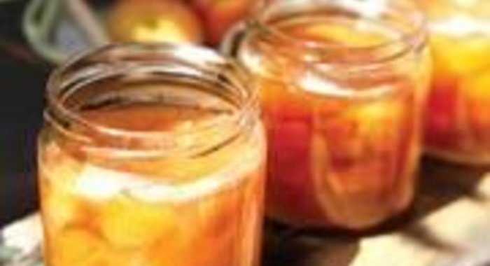 Компот из тушеных груш и персиков