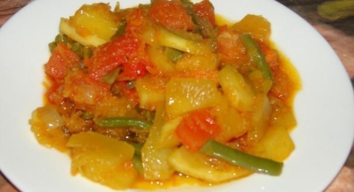 Овощное рагу из кабачков помидор и фасоли