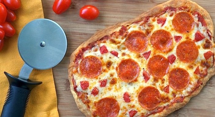 Пицца в домашних условиях из слоеного теста