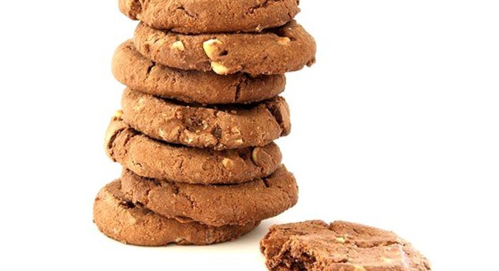 Шоколадное печенье с фундуком в потрескавшейся глазури