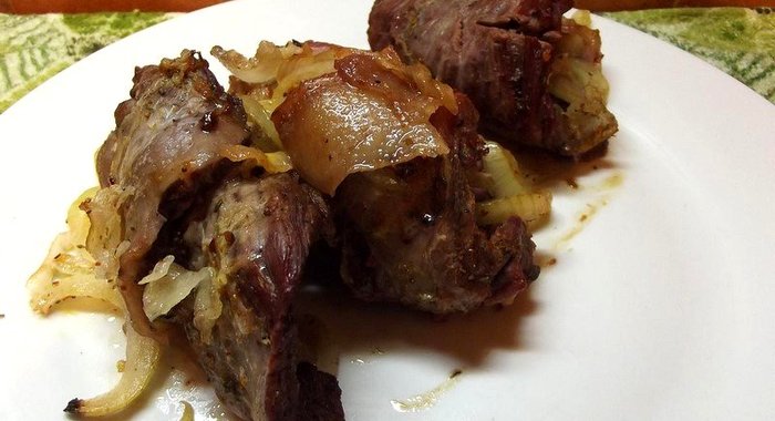 Мясные рулетики с луком