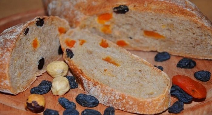 Домашний хлеб с сухофруктами и фундуком