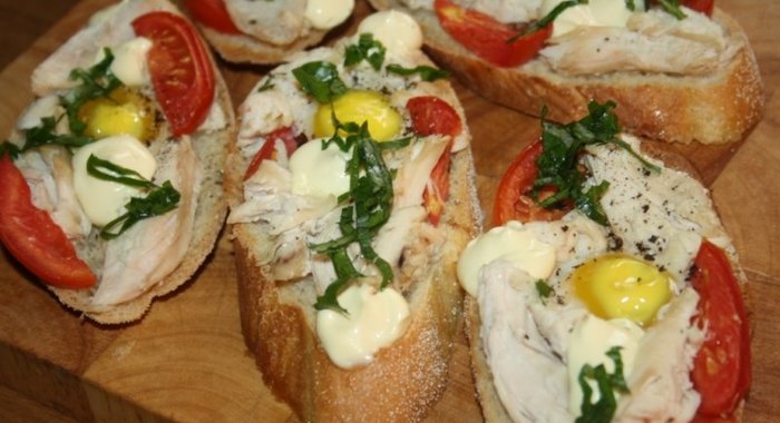 Бутерброды для завтрака с куриным филе, помидорами и перепелиными яйцами
