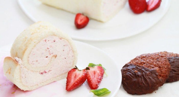 Бисквитный рулет с клубникой