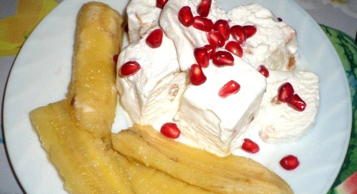 Мороженое с жареным бананом и гранатом