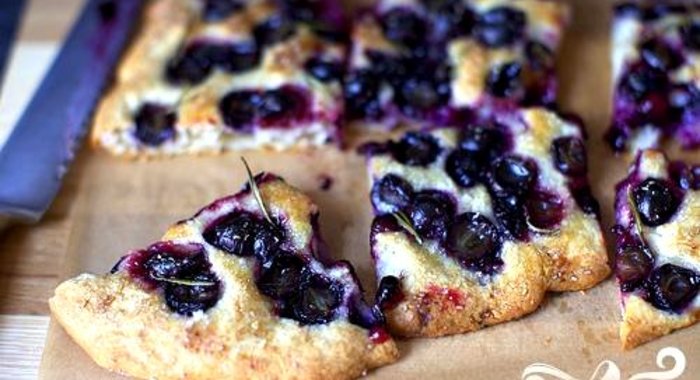 Фокачча с виноградом и розмарином