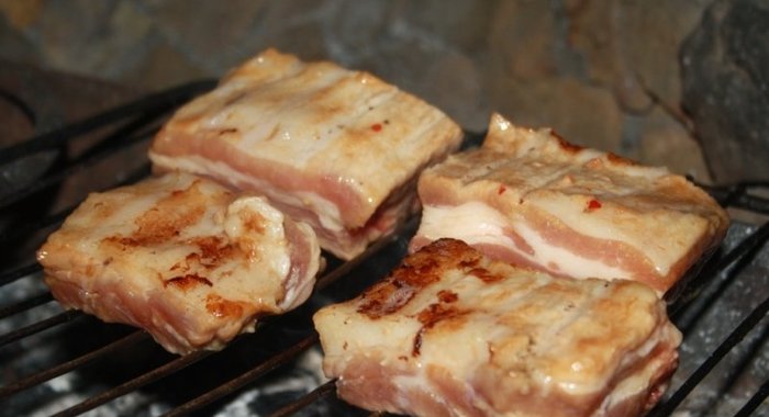 Свиные ребра в остро-сладком маринаде на мангале на решетке