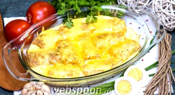Блинчики с луком и яйцом под сливочной заливкой