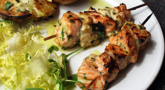 Разноцветный рыбный шашлык