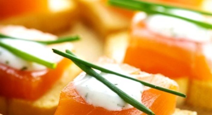 Канапе с копченой форелью или копченым угрем