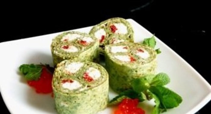 Закусочные шпинатные блинчики с фетой,творогом и вялеными помидорами