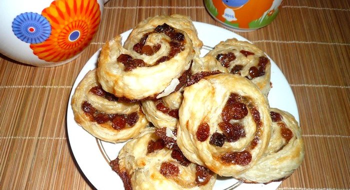 Слойки с изюмом