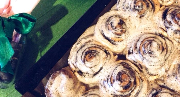 Рулетики с корицей под сырной глазурью