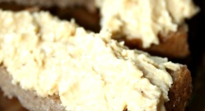 Бутерброды со шпротами и сыром