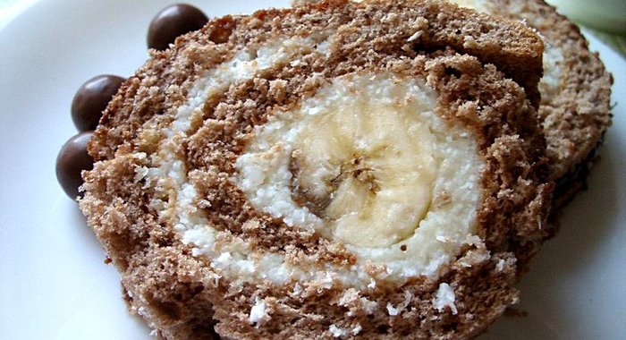 Бисквитный бананово-кокосовый рулет