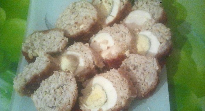 Куриный рулет с вареными яйцами
