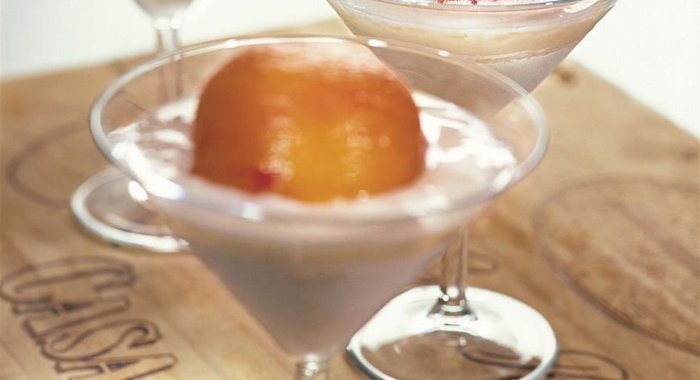 Персики с творожным кремом