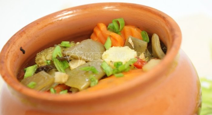 Тушеные овощи с фаршем в горшочке