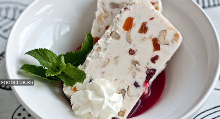 Семифредо с орехами и фруктами