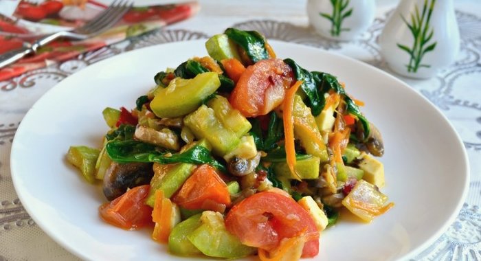 Овощное рагу со шпинатом, грибами и брынзой на сковороде