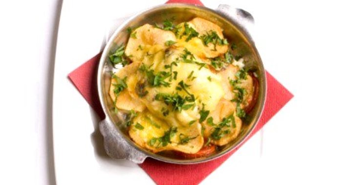 Стейки из хека с луком, помидорами и тертым сыром