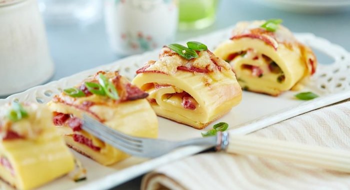 Рулет из омлета с колбасой