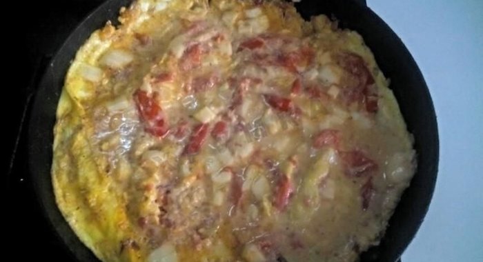 Омлет с помидорами и сельдереем