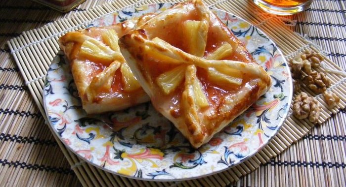 Пирожное с ананасом и клубничным джемом