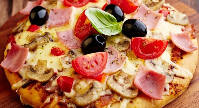 Пицца с ветчиной и моцареллой