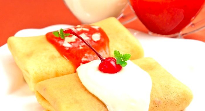 Блины с творогом, вишней, клубничным и ванильным соусом