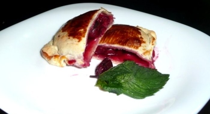 Дрожжевые пирожки с вишней