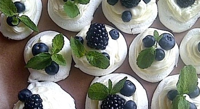 Безе с сырным кремом и ягодами