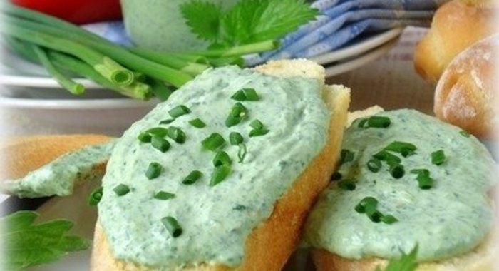 Домашний крем-чиз с молодой крапивой и цедрой лимона