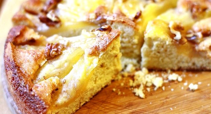 Пирог с карамелизованными грушами