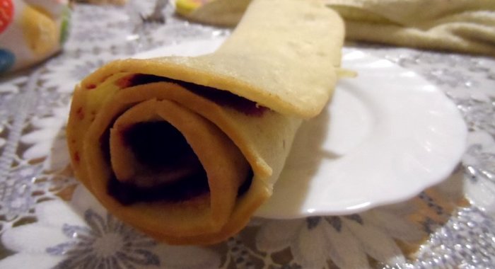 Быстрый рулет с ягодным вареньем