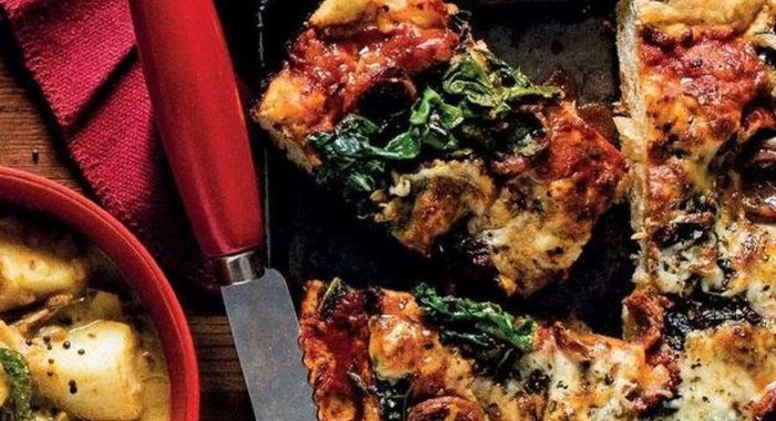 Пицца с сосисками и мангольдом