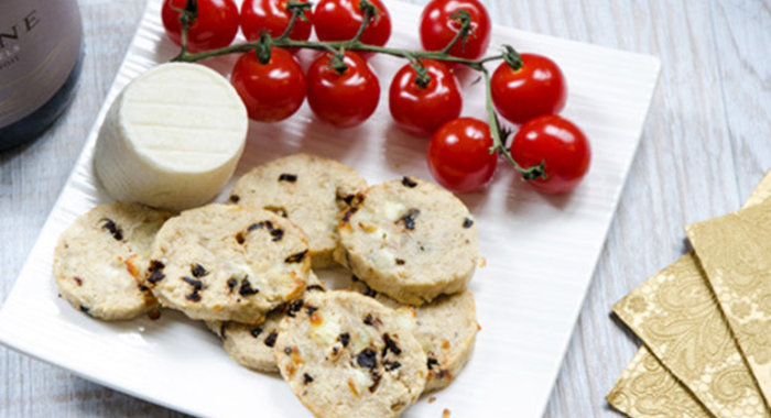 Овсяное печенье с козьим сыром и вялеными томатами