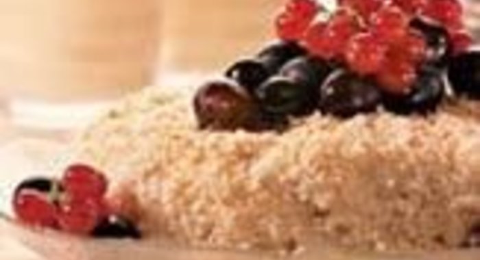 Кокосовый рис с виноградом и красной смородиной