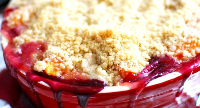 Чернично- персиковый крамбл